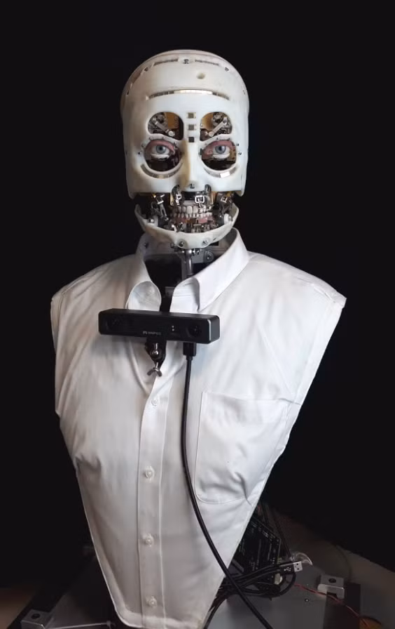 Với cảm biến ở ngực, robot mới của Disney có thể xác định người muốn nói chuyện với mình và quay mặt về phía họ.