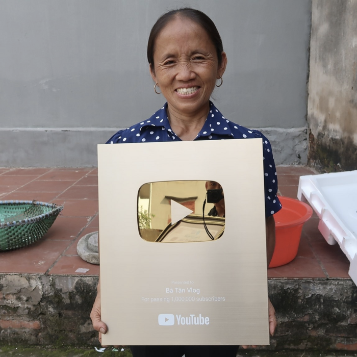 Nhiều người cho rằng vì những lùm xùm của con trai mình sau 2 án phạt của Hưng Vlog, kênh YouTube của bà Tân mới bị tuột view thê thảm vậy.