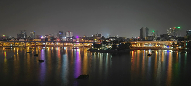 Một góc khác của hồ Hoàng Cầu được chụp bằng Huawei P9 thời điểm tối muộn. Các chi tiết hình ảnh, xử lý sáng, màu sắc vẫn rất đẹp.