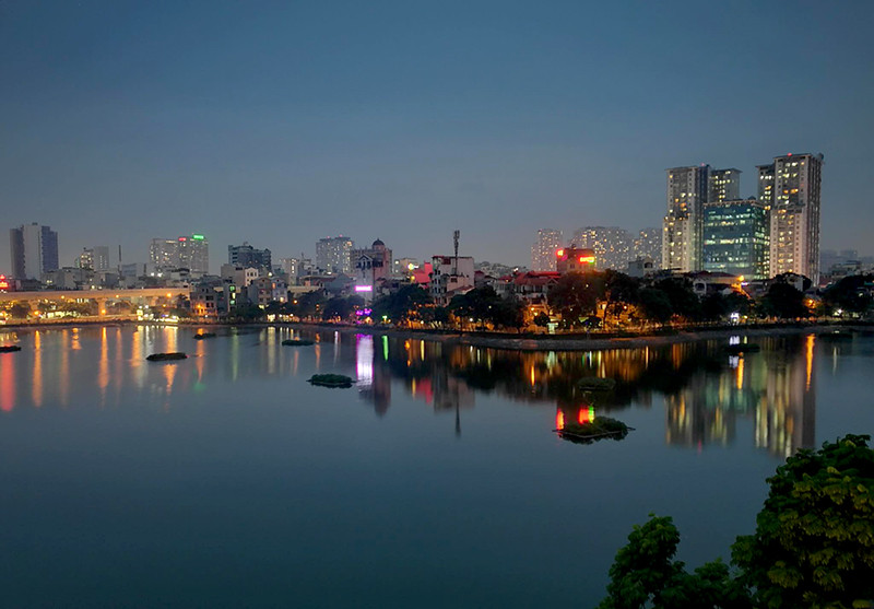 Bức ảnh hồ Hoàng Cầu được chụp bằng Huawei P9 thời điểm chập tối.