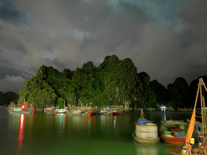 Chụp đêm với không gian nguồn sáng ít ỏi. Bức ảnh chụp một bến đỗ trên vịnh là minh chứng điển hình cho khả năng phơi sáng của Huawei P9. Quả là không ngoa khi nói Huawei P9 không hề "già" theo khía cạnh chụp ảnh.