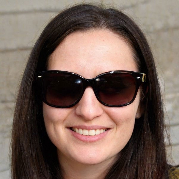 Một cô gái xinh đẹp với chiếc kính dâm thời thượng. Cô ấy không phải là người đang sống; cô ấy cũng chưa chết; cô ấy đơn giản là một hình ảnh do máy tính tạo ra với sự giúp đỡ từ AI.