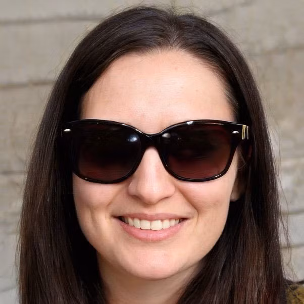 Một cô gái xinh đẹp với chiếc kính dâm thời thượng. Cô ấy không phải là người đang sống; cô ấy cũng chưa chết; cô ấy đơn giản là một hình ảnh do máy tính tạo ra với sự giúp đỡ từ AI.