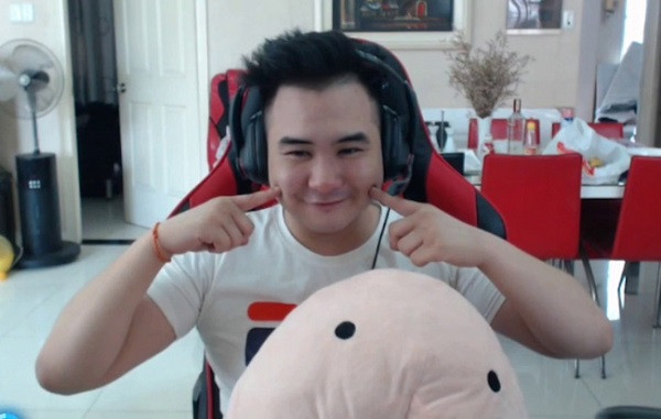 Được mệnh danh là "streamer triệu view" nhưng đi liền cùng Xemesis lại là những chiếc áo thun và quần ngố đơn giản, đôi khi còn hết sức nhí nhánh.