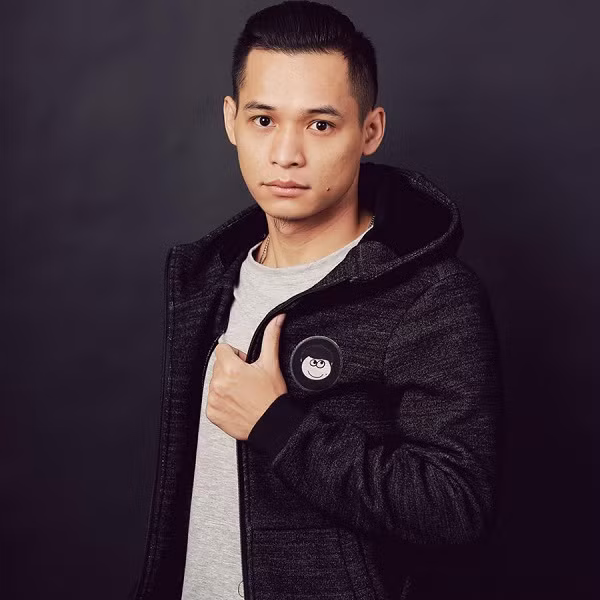 Tuy nhiên khi khoác lên mình bộ đồ lịch lãm, Độ Mixi cũng bảnh trai và ngầu chẳng kém ai.