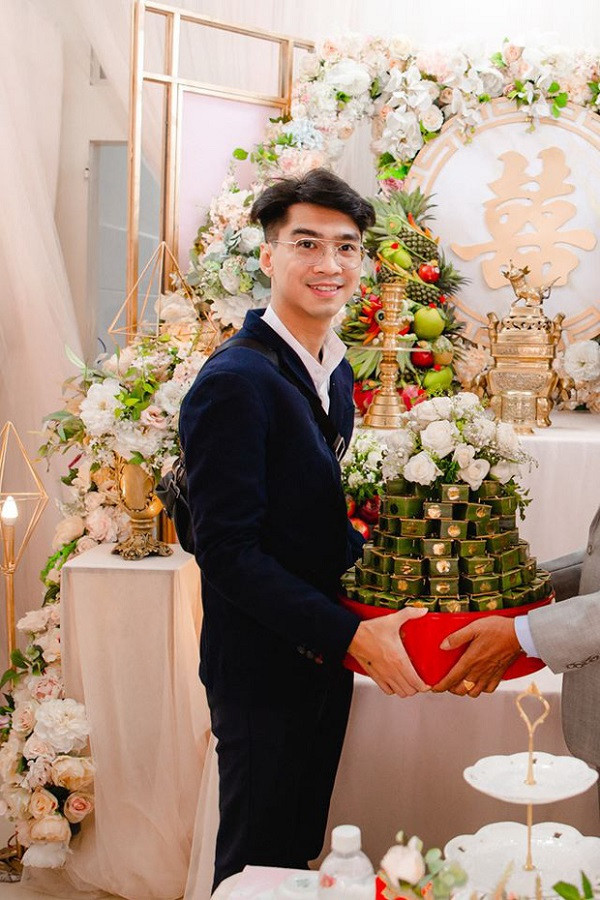 Vì vậy khi hình ảnh "lột xác" của Pewpew với mái tóc vuốt gọn gàng, vest lịch lãm xuất hiện, cộng đồng mê eSports không khỏi bất ngờ.