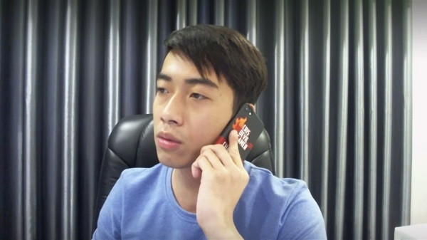 Chàng YouTuber kiêm streamer Cris Phan có sở thích "tự dìm" mình trong những bộ trang phục từ cute cho đến "làm lố" khi giả gái.