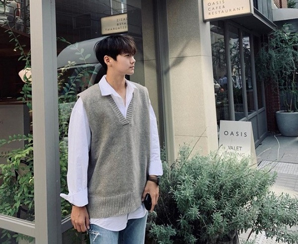 Thường ngày, Sung-hyun cũng chuộng phong cách thời trang đơn giản, unisex. Tại trang cá nhân có gần 70.000 người theo dõi, 9X thường xuyên đăng tải khoảnh khắc vui vẻ bên bạn bè, gia đình.