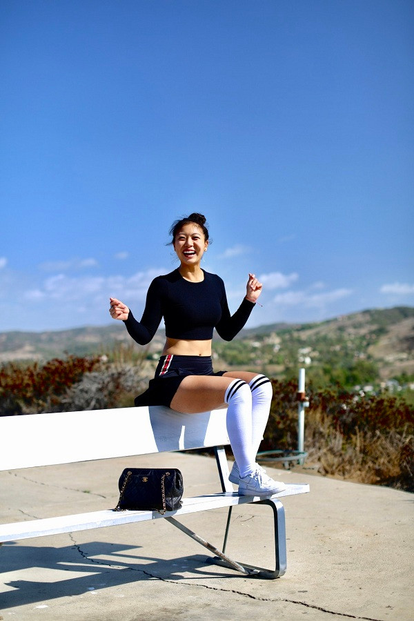 Những đoạn clip này ngày càng thu hút nhiều người xem thậm chí là ủng hộ, từ đó Isabelle Shee nảy ra ý định kinh doanh các trang phục theo phong cách chơi golf của mình.