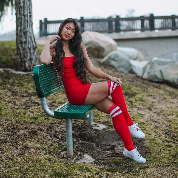 Dưới sự ảnh hưởng phong cách chơi golf của hai nữ golf thủ gợi cảm nhất thế giới là Paige Spiranac và Tisha Abrea, Isabelle cổ vũ phong cách chơi golf sexy qua mạng xã hội. Cô nàng thực hiện các đoạn clip hướng dẫn chơi golf và mặc trang phục thi đấu kiểu nổi loạn của mình