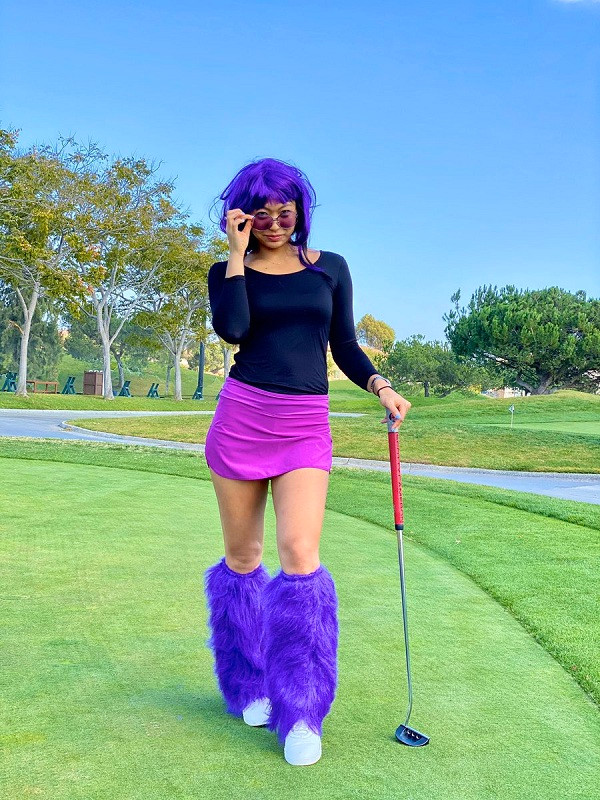 Người ta thường thấy nữ golf thủ Mỹ đeo tất cao quá đầu gối và váy ngắn ngủn rất sexy, hoặc có khi là những bộ trang phục khó hiểu, nhiều màu sắc trái quy định của làng golf.