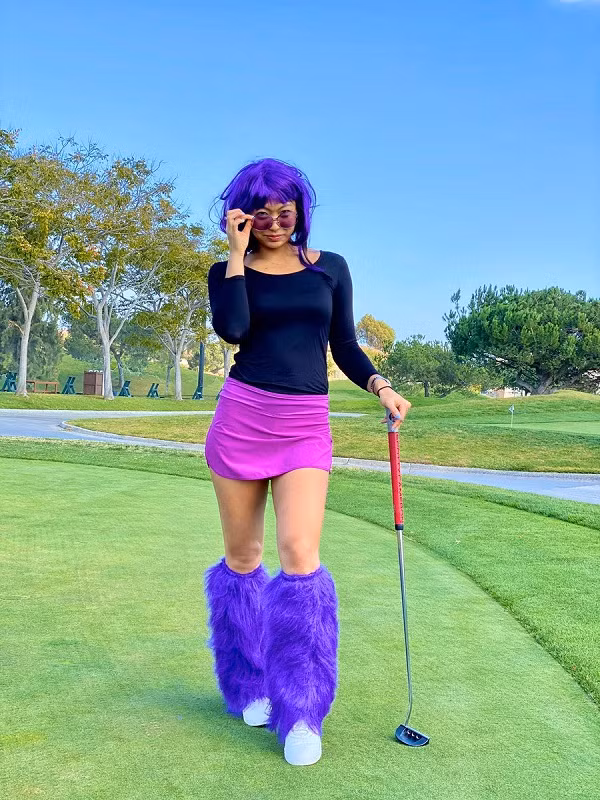 Người ta thường thấy nữ golf thủ Mỹ đeo tất cao quá đầu gối và váy ngắn ngủn rất sexy, hoặc có khi là những bộ trang phục khó hiểu, nhiều màu sắc trái quy định của làng golf.