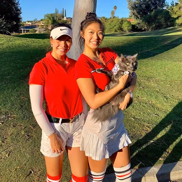 Khi được hỏi về sự cố bị gián đoạn thi đấu chuyên nghiệp do những bộ trang phục đôi khi ''phản cảm'', nữ golf thủ sexy của làng golf Mỹ Isabelle Shee cho biết: ''Tôi vẫn không thay đổi quan điểm. Mặc dù có thể quay lại thi đấu nếu đồng ý những điều luật của làng golf".