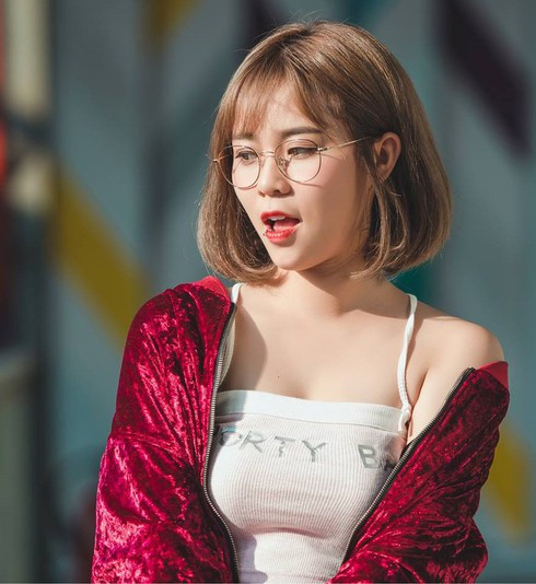 Tuy nhiên, MisThy sau đó đã nhanh chóng lên tiếng. Cô nàng khẳng định mình không phải là cô gái trong clip, đồng thời thể hiện sự bực tức khi tên của mình bị lôi vào việc không hay này.