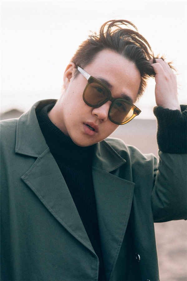 Được biết đến là một trong những nam ca sĩ sở hữu chất giọng đỉnh cao, thành công qua cuộc thi Vietnam Idol, ngoài đời Trung Quân Idol vốn là fan cuồng của các thể loại game online.