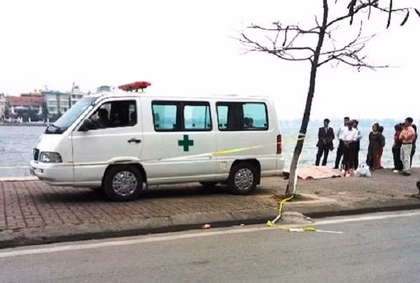 Ho Tay va bi an ve nhung vu loc xoay “nuot chung” nguoi