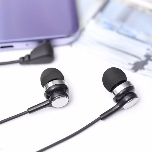 Tai nghe: Hiện nay trên thị trường, tai nghe không dây hay có dây đều rất phổ biến, với đủ mọi giá tiền cho bạn lựa chọn tìm mua. Tuy nhiên nhiều người lại chọn cách mua lại tai nghe cũ chính hãng để giảm thiểu chi phí mà vẫn được xài hàng xịn, thay vì mua loại tai nghe giá rẻ hơn.