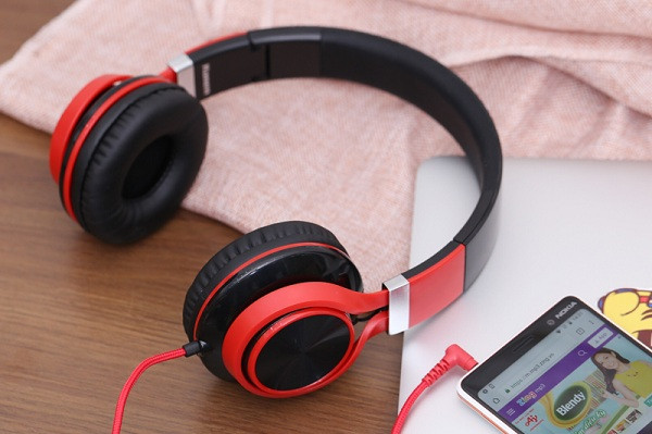 Trong khi, vệ sinh một chiếc headphone không phải là việc dễ dàng khi hầu hết các mô hình headphone hiện nay không có cách để thay đổi tai cốc, tương tự headband.