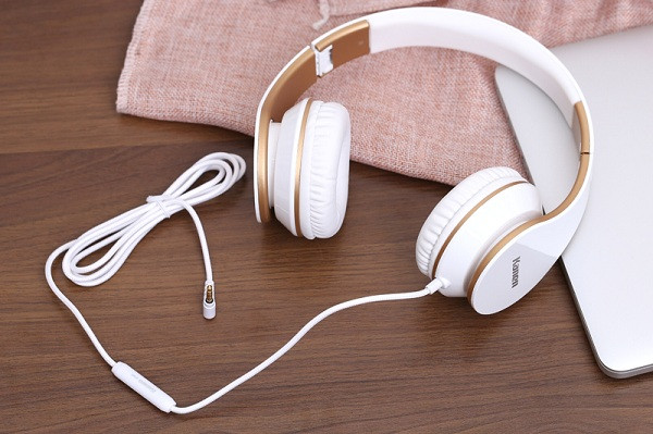 Tương tự như tai nghe trên, những chiếc headphones trùm đầu cũng là món đồ công nghệ bạn không nên mua cũ từ người khác. Miếng đệm tai có thể thấm mồ hôi, hoặc các lớp dầu hay da chết của người đã từng sử dụng.