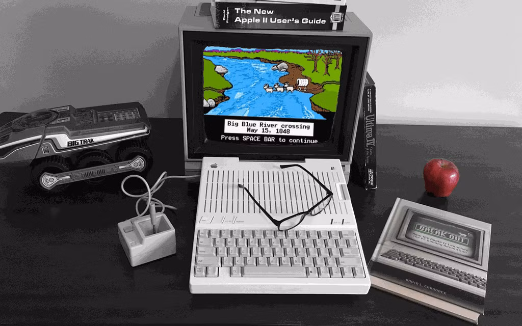 Máy tính cá nhân (PC) là một trong những phát minh công nghệ quan trọng nhất của thế kỷ 20. Theo Popular Mechanics, chiếc máy tính đa năng đầu tiên là một cỗ máy khổng lồ tạo ra năm 1947 với cân nặng 30 tấn. Đến thập niên 1970, những chiếc máy tính cá nhân tiêu dùng mới thực sự ra đời với kích thước nhỏ gọn, phục vụ xử lý văn bản hay viết chương trình. Với sự bùng nổ của Internet, máy tính cá nhân đã trở thành công nghệ cách mạng của thế giới.