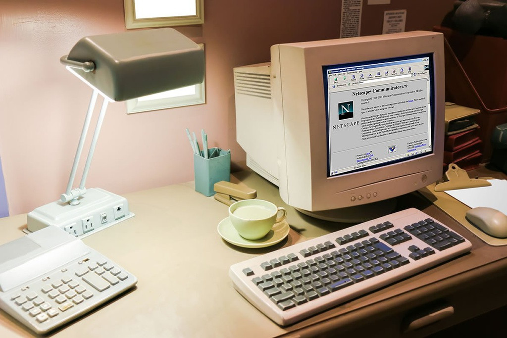 Sự ra đời của Internet (còn gọi là World Wide Web) vào năm 1990 đã thay đổi cuộc sống mọi người khi mang đến nguồn thông tin gần như vô hạn trong mọi lĩnh vực. Internet còn thay đổi cách chúng ta giao tiếp khi cung cấp dịch vụ nhắn tin, gọi điện từ khắp nơi trên thế giới.