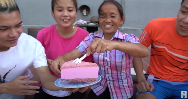 Những chiếc đĩa này sau đó được bà Tân dùng để đựng và chia bánh cho các cháu của mình. Chi tiết này trở thành chủ đề tranh cãi của dư luận. Đa số ý kiến thắc mắc về việc những chiếc đĩa bị chú chó liếm qua đã được vệ sinh sạch sẽ trước khi đựng bánh hay chưa.