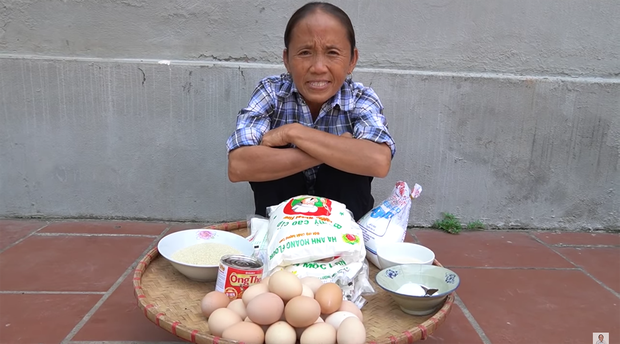 Mới đây, trong clip làm món bánh tiêu hình bàn tay, bà Tân Vlog không chỉ khiến người xem "hoảng hồn" về những chiếc bánh có hình thù kì dị mà còn tiếp tục mắc lại lỗi mất vệ sinh trong lúc chế biến đồ ăn.