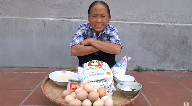 Mới đây, trong clip làm món bánh tiêu hình bàn tay, bà Tân Vlog không chỉ khiến người xem "hoảng hồn" về những chiếc bánh có hình thù kì dị mà còn tiếp tục mắc lại lỗi mất vệ sinh trong lúc chế biến đồ ăn.