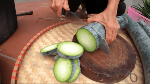 Nhiều "thánh soi" đã phát hiện ra bà Tân chưa rửa sạch bí, nấu nguyên vỏ không gọt.