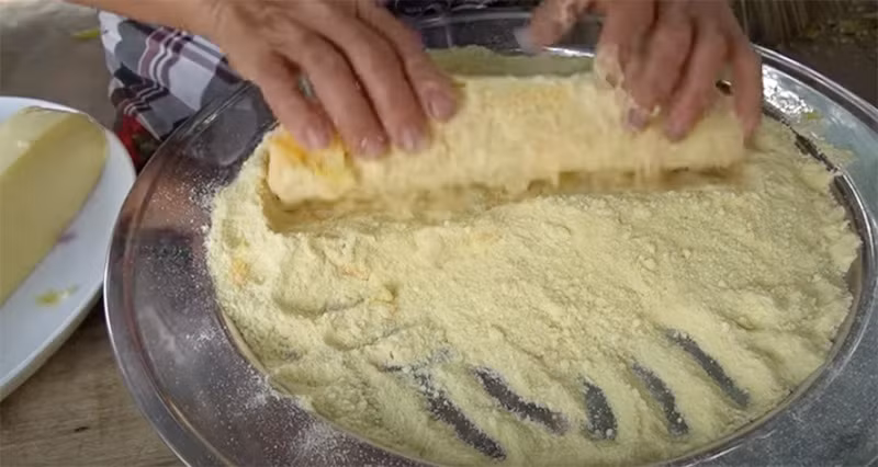 Sau một ngày đăng tải, món ăn này nhận về hơn 600 ngàn lượt xem và hàng trăm bình luận trái chiều. Bởi trong toàn bộ các khâu chế biến, bà Tân đã dùng tay không để trộn bột, lăn bột, tạo hình cho thanh phô mai,…