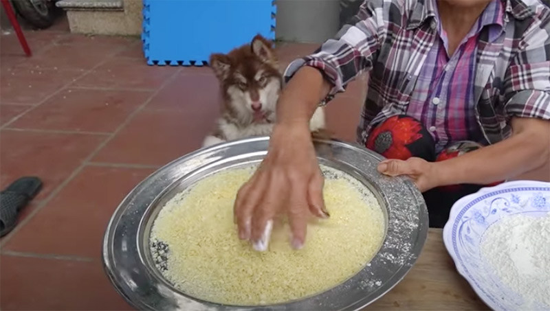 Trong một vlog khác, bà Tân đã tự tay làm món phô mai que "siêu to khổng lồ" sau đó mời các cháu trong xóm đến thưởng thức và đánh giá.