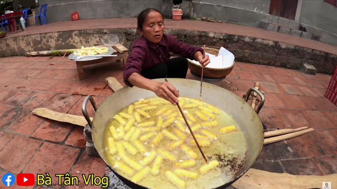 Bên dưới clip, ngoài những bình luận khen món ăn ngon, màu sắc bắt mắt thì cũng có không ít người nhắc nhở bà Tân nên đeo găng tay, khẩu trang vì đang trong mùa dịch.