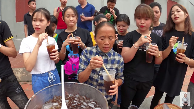 Sau khi nước bí đao được bà lọc sạch sẽ, đổ đá vào múc ra mời các cháu hàng xóm uống thử như mọi khi.