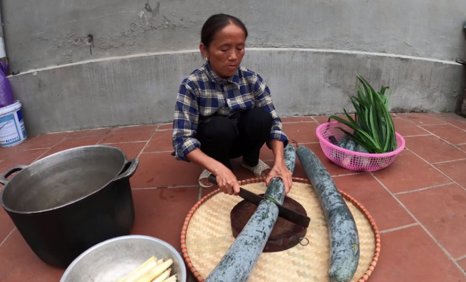 Trước đó, Youtuber này đã từng trổ tài nấu món trà bí đao giải nhiệt mùa hè với dung tích lên đến 60 lít.