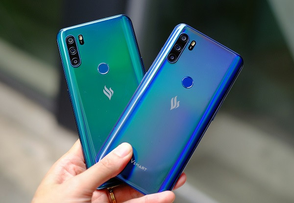 Mặt lưng của chiếc máy này vẫn được hoàn thiện từ chất liệu nhựa giả kính, nhiều màu sắc, có thể thay đổi theo góc nhìn, thiết kế bo cạnh cho cảm giác cầm nắm tốt, ôm tay. Nhìn chung đây là sự lựa chọn hợp lý cho những người dùng tìm kiếm một chiếc smartphone đẹp và cấu hình đủ dùng.