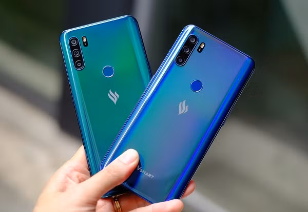 Mặt lưng của chiếc máy này vẫn được hoàn thiện từ chất liệu nhựa giả kính, nhiều màu sắc, có thể thay đổi theo góc nhìn, thiết kế bo cạnh cho cảm giác cầm nắm tốt, ôm tay. Nhìn chung đây là sự lựa chọn hợp lý cho những người dùng tìm kiếm một chiếc smartphone đẹp và cấu hình đủ dùng.