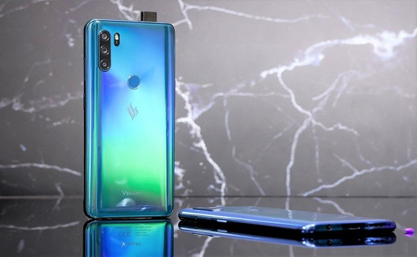 Phiên bản Active 3 ra mắt từ tháng 1/2020 với mức giá 4,5 - 5 triệu đồng. Điểm khác biệt lớn nhất ở dòng điện thoại này so với những người anh em đó là camera selfie thụt thò, cũng nhờ đó mà Active 3 trở thành chiếc điện thoại có màn hình tràn viền cả 4 cạnh.