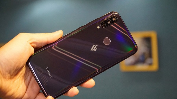 Kết quả so sánh với các dòng máy cùng phân khúc cho thấy Joy 3 cạnh tranh ngang ngửa ở mọi tiêu chí cơ bản, thậm chí còn trội hơn ở một số mặt như hiệu năng, dung lượng pin, tốc độ sạc. Thiết kế máy quen thuộc với màn hình giọt nước, vỏ nhựa bóng, chip Snapdragon 632 của Joy 3 có hiệu năng xử lý nhanh.