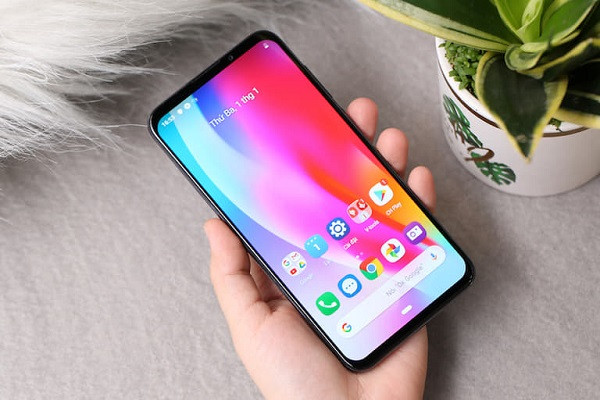 Sự khác biệt của Vsmart Live là dám đi ngược lại trào lưu khi được trang bị một màn hình không "tai thỏ", không "giọt nước", mang đến trải nghiệm tốt nhất cho người dùng. Đây cũng là chiếc Vsmart đầu tiên được trang bị màn hình sử dụng công nghệ AMOLED.