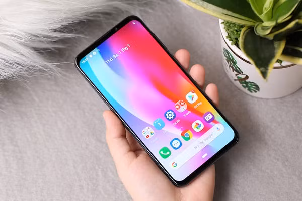 Sự khác biệt của Vsmart Live là dám đi ngược lại trào lưu khi được trang bị một màn hình không "tai thỏ", không "giọt nước", mang đến trải nghiệm tốt nhất cho người dùng. Đây cũng là chiếc Vsmart đầu tiên được trang bị màn hình sử dụng công nghệ AMOLED.