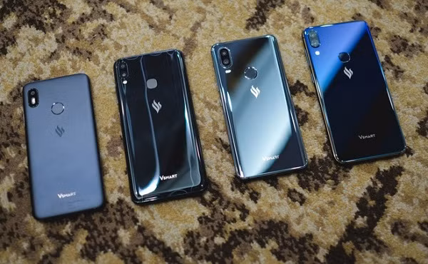 Doanh số bán ra hiện tại của Vinsmart hiện là khoảng 200.000 máy điện thoại mỗi tháng, với 1,2 triệu smartphone bán ra trong 17 tháng. Nếu đem so sánh, doanh số bán hàng những tháng đầu năm qua của VinSmart có thể tương đương với tổng máy bán ra trong cả năm 2019 của Vivo hay Realme.