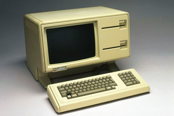 Apple Lisa là chiếc máy tính cá nhân thứ hai do chính Apple thiết kế vào những năm 80 của thế kỷ 20. Dĩ nhiên, chiếc máy tính này không những chạy chậm mà còn rất khó sử dụng. Khi mới ra mắt đến khách hàng, Apple Lisa có mức giá cao ngất ngưởng lên tới 9.995 USD. Mức giá cao ảnh hưởng xấu đến cả doanh số bán hàng của Lisa lẫn doanh thu của Apple. Apple chỉ bán được khoảng 100.000 máy trước khi Lisa cuối cùng bị ngưng hoàn toàn vài năm sau đó.