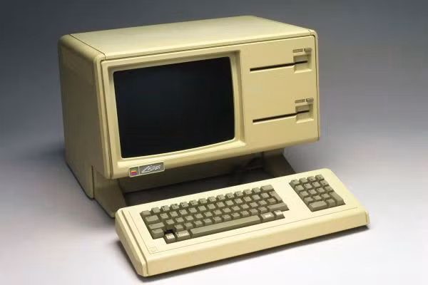 Apple Lisa là chiếc máy tính cá nhân thứ hai do chính Apple thiết kế vào những năm 80 của thế kỷ 20. Dĩ nhiên, chiếc máy tính này không những chạy chậm mà còn rất khó sử dụng. Khi mới ra mắt đến khách hàng, Apple Lisa có mức giá cao ngất ngưởng lên tới 9.995 USD. Mức giá cao ảnh hưởng xấu đến cả doanh số bán hàng của Lisa lẫn doanh thu của Apple. Apple chỉ bán được khoảng 100.000 máy trước khi Lisa cuối cùng bị ngưng hoàn toàn vài năm sau đó.