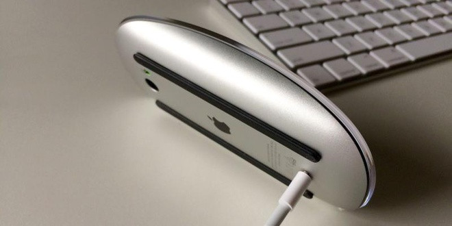 Magic Mouse 2, chuột không dây của Apple có kiểu dáng đẹp, thậm chí có thể xem là một trong những con chuột tốt nhất dành cho Mac. Đây sẽ là thiết bị hoàn hảo cho đến khi người dùng đem đi sạc. Cổng sạc của thiết bị này nằm ở mặt dưới. Thiết kế này của Táo khuyết gây khó hiểu, bởi Magic Mouse 2 hoàn toàn không thể sử dụng được khi đang sạc. Kế đến, nó cũng không được nâng cấp kể từ khi ra mắt vào năm 2015.