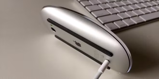 Magic Mouse 2, chuột không dây của Apple có kiểu dáng đẹp, thậm chí có thể xem là một trong những con chuột tốt nhất dành cho Mac. Đây sẽ là thiết bị hoàn hảo cho đến khi người dùng đem đi sạc. Cổng sạc của thiết bị này nằm ở mặt dưới. Thiết kế này của Táo khuyết gây khó hiểu, bởi Magic Mouse 2 hoàn toàn không thể sử dụng được khi đang sạc. Kế đến, nó cũng không được nâng cấp kể từ khi ra mắt vào năm 2015.