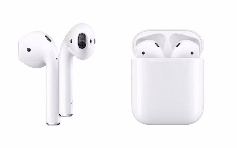 Airpod cũng là một sản phẩm từng chịu nhiều gạch đá lúc mới ra mắt. Sản phẩm này đi ngược lại với triết lý của Steve Jobs khi lại có thêm một thứ để phải sạc. Bên cạnh đó, thiết kế earbud cũng khiến Airpod trở thành một trong những vật dễ mất nhất của Apple. Đi kèm với đó là một cái giá không hề dễ chịu chút nào, thời điểm đó Apple cũng không bán lẻ từng chiếc nếu có lỡ rơi mất một bên, quan trọng hơn là Airpod cũng không thể sửa chữa được kể cả là tai nghe hay hộp đựng kiêm đốc sạc. Tuy nhiên, hiện nay, đây lại là sản phẩm được nhiều người sử dụng mua bởi sự tiện dụng và quan trọng là rất "sang".