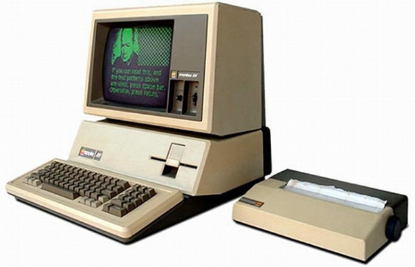 Apple III là thế hệ máy tính Apple đầu tiên không phải do Steve Wozniak, một nhà đồng sáng lập hãng, thiết kế cho Apple. Kết quả là? Đó là một chiếc máy tính quá nhiều lỗi, bảng mạch chính của máy bị nóng quá nhanh và thường xuyên bị treo.