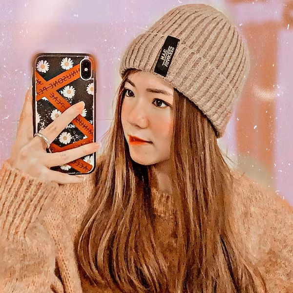 Kênh Tiktok của cô tiếp viên hàng không Trương Nhã Dinh được biết đến bởi những video vài trăm nghìn view. Nội dung video xoay quanh cuộc sống và công việc thường ngày nhưng được lồng ghép với các tình huống hài hước.