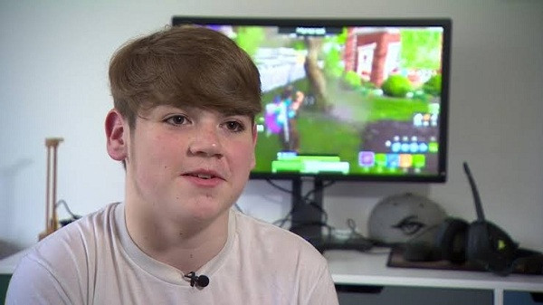 Mongraal là một game thủ Fortnite chuyên nghiệp trẻ tuổi, một Twitch streamer và là một YouTuber. Vào năm 2018, game thủ này đầu quân cho Team Secret khi mới 13 tuổi, sau đó ký hợp đồng với FaZe Clan.