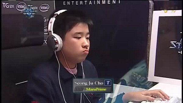 Game thủ người Hàn Quốc Cho Seong-ju hay Maru) chơi StarCraft 2 chuyên nghiệp từ khi mới 13 tuổi. Tham gia giải đấu Global StarCraft 2 League đầu tiên vào năm 2010, Maru được ghi nhận là game thủ GSL trẻ nhất mọi thời đại và hiện tại sự nghiệp của anh đã kéo dài 10 năm.